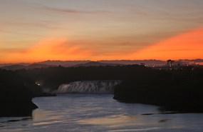 黄昏瀑布风景图片